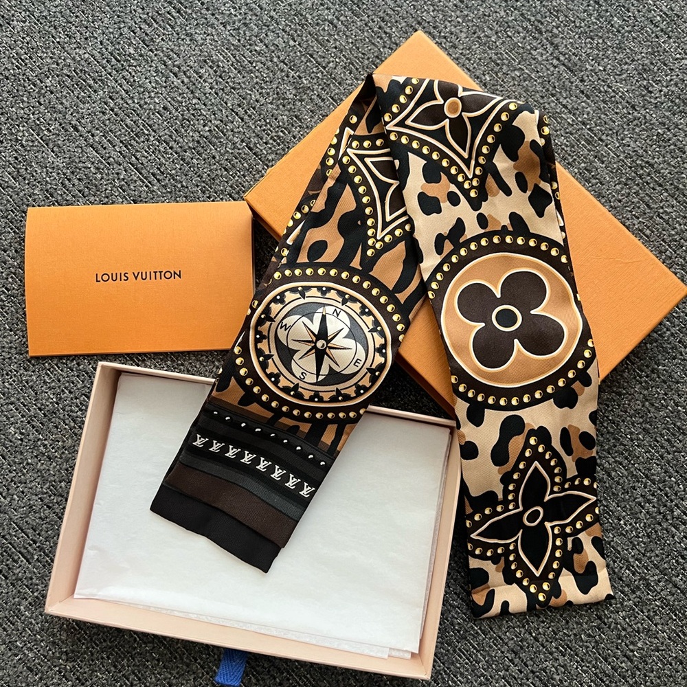 Louis Vuitton Elegant Black and Gold Scarf